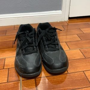 Men’s slip resistant shoes size 8-1/2